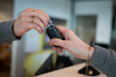 Personne vendant sa voiture à un professionnel de l'occasion.