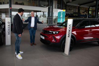 Personne voulant acheter une voiture d'occasion à une concession de confiance.